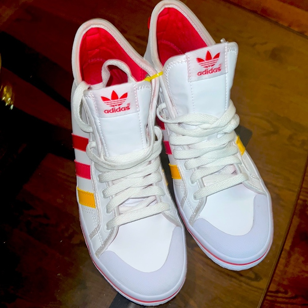 Adidas High Top Shoes Sneakers White Red Yellow  8.5 EXCELLENT CONDITION
